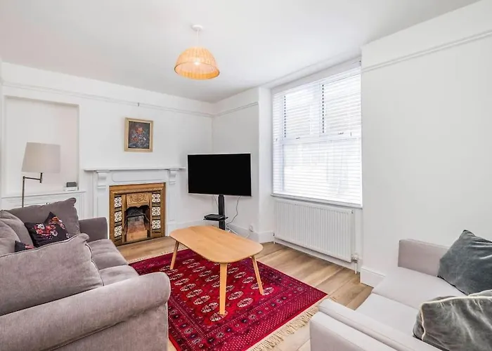 Modernised Townhouse Centrally Located Incl Parking