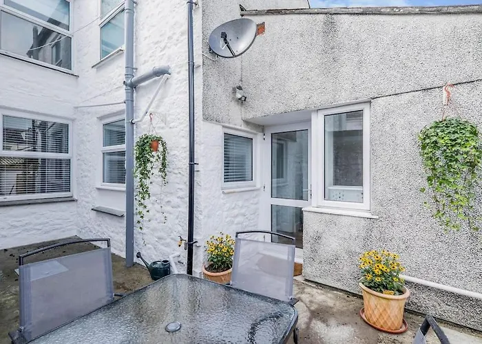 Modernised Townhouse Centrally Located Incl Parking