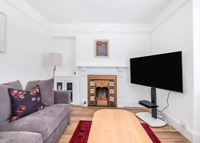 Modernised Townhouse Centrally Located Incl Parking