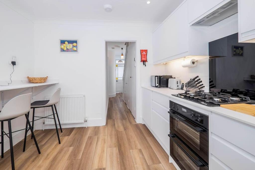Apartment Modernised Townhouse Centrally Located Incl Parking *